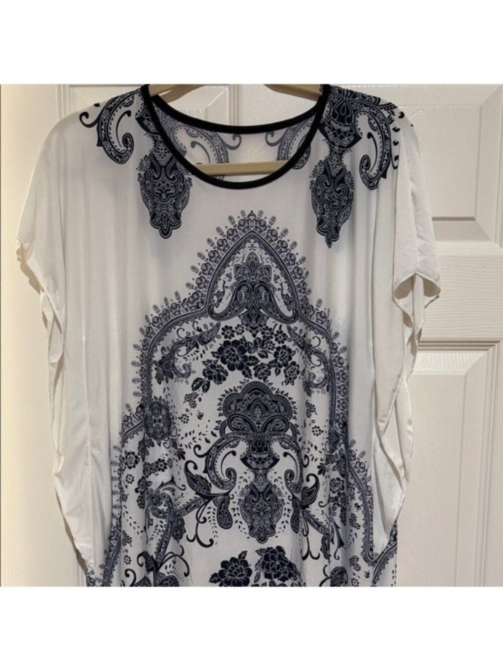 White & Navy Floral Baroque Print Short Sleeve Top Lightweight Flowy Design Roun